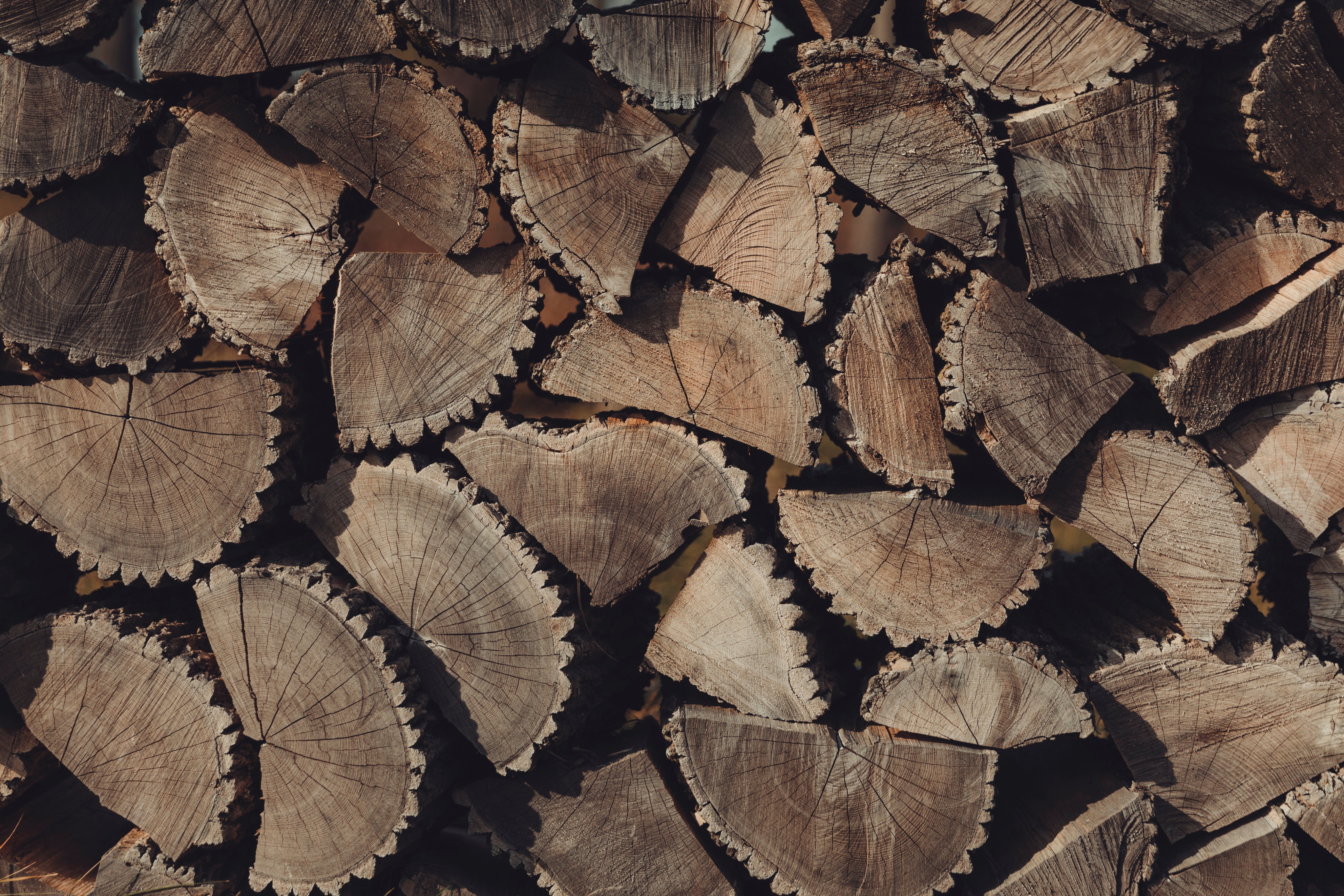stacked-fire-wood-in-pattern.jpg